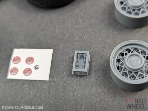 1952 - 1956 Cadillac Wire Wheels and Tires 1/25