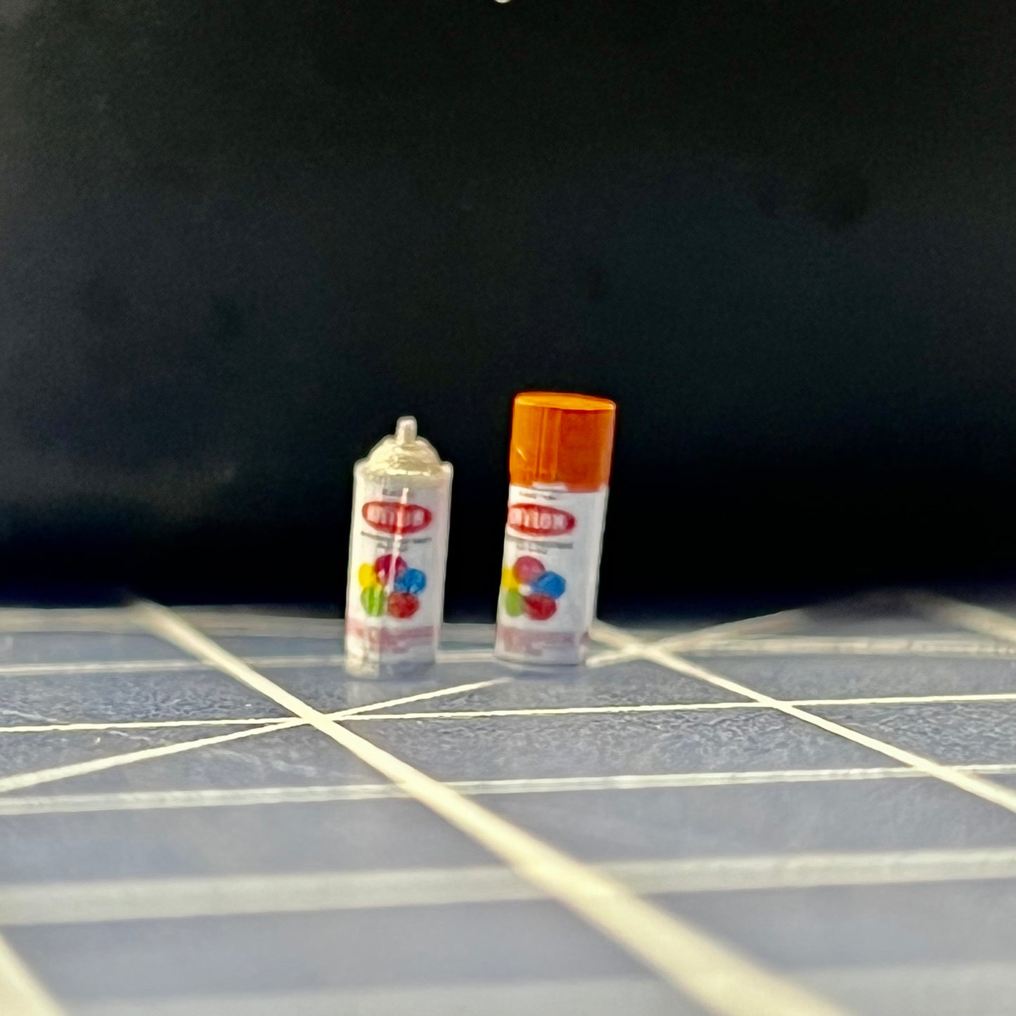 Set of 6 Spray Paint Cans with Decals for Diorama 1/24 1/25