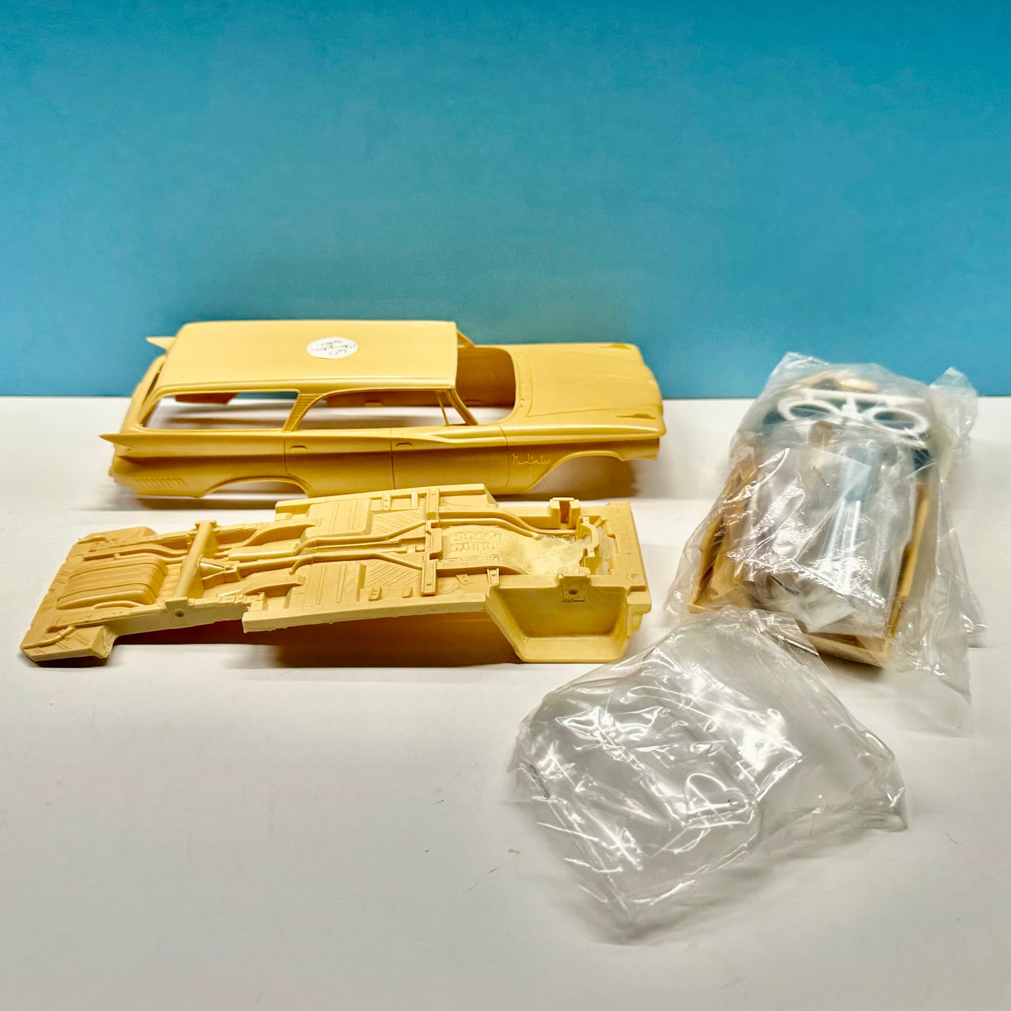 1960 Chrysler New Yorker Station Wagon Cast Resin Model Kit KED