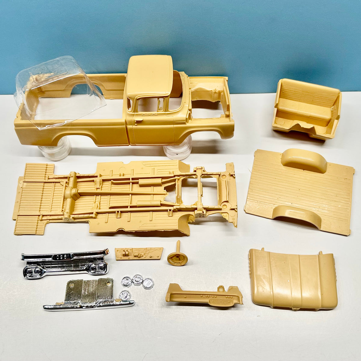 1960 Ford Pickup Truck Custom Cab Cast Resin Model Kit KED