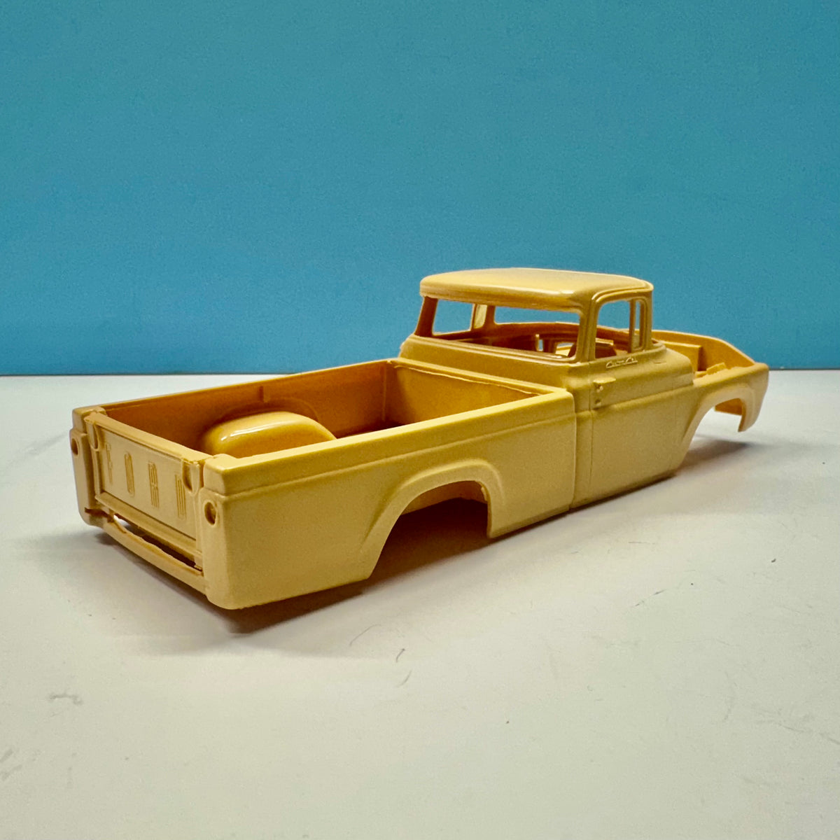 1960 Ford Pickup Truck Custom Cab Cast Resin Model Kit KED