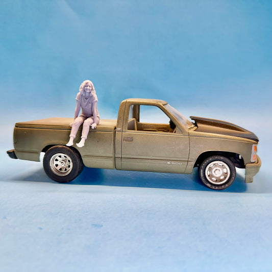 24. Sitting Farm Girl Cassidy Figure for Display or Diorama 1/24 1/25