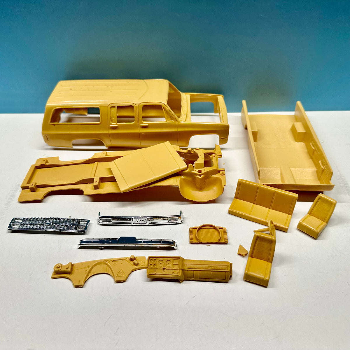 1982 Chevy Suburban Cast Resin Model Kit KED