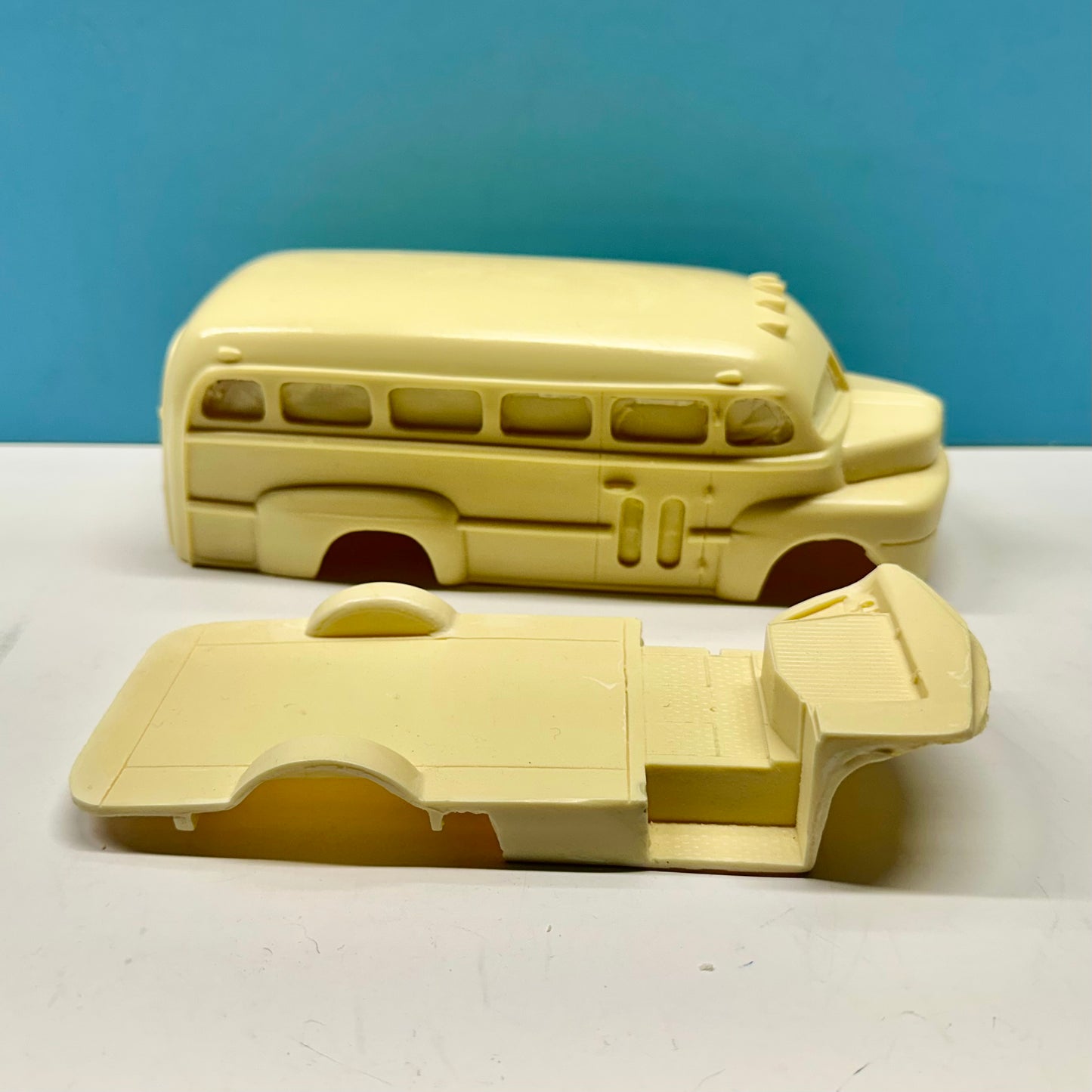 1950 Ford Custom School Bus Cast Resin Model Kit KED