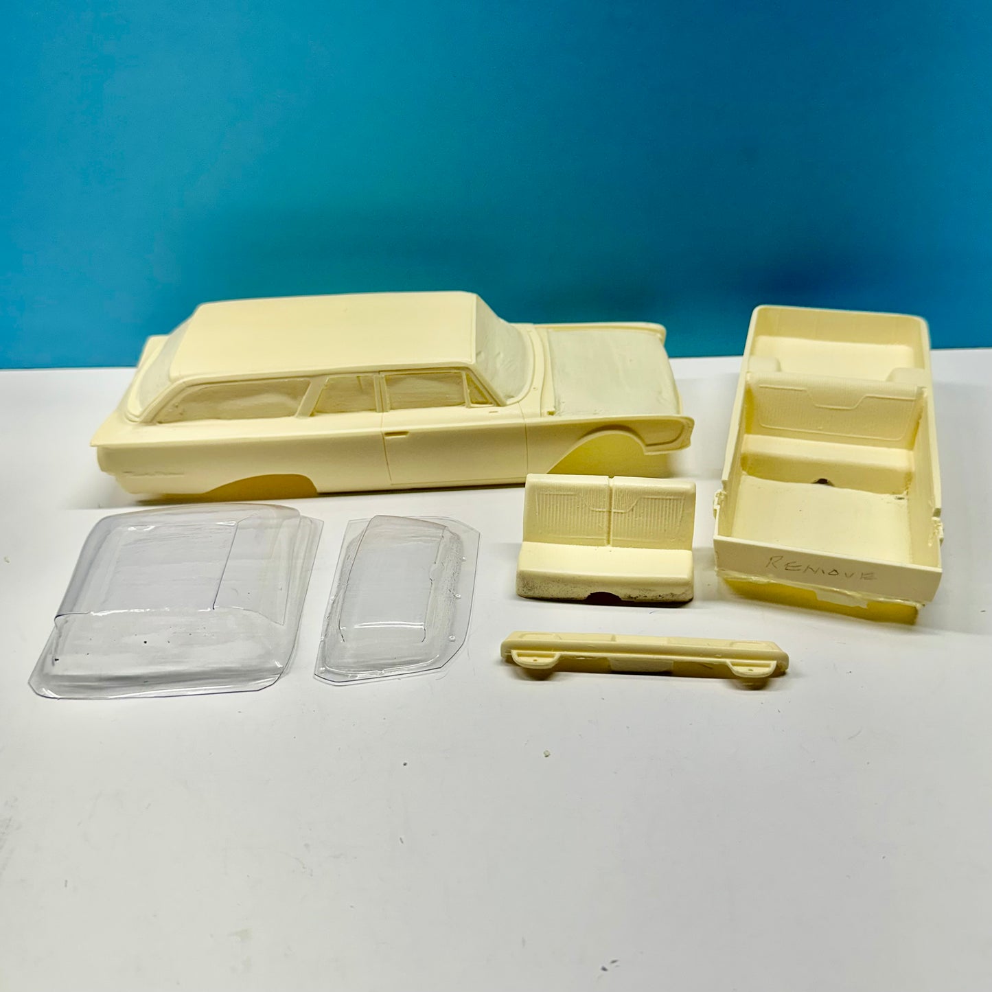 1960 Ford Ranch Wagon 2 Door Cast Resin Model Ki